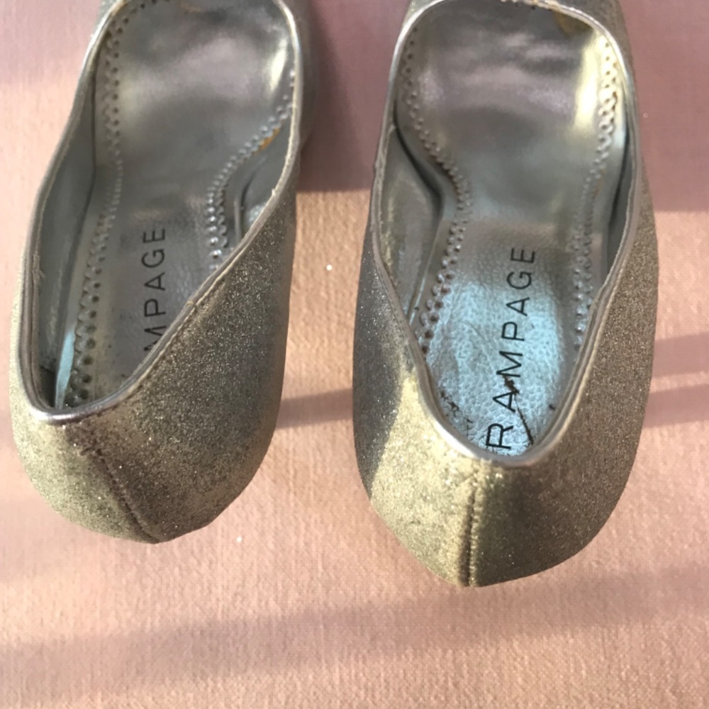 Silver Heel - Picture 3 of 7